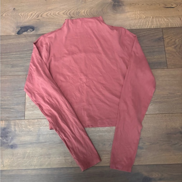 Lululemon nulu tee - Picture 2 of 4